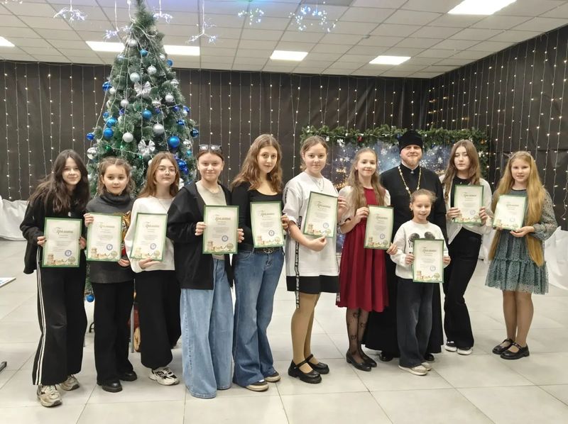 Благочинный Зверево-Никольского округа наградил юных художников за участие в конкурсе «Красота Божьего мира»