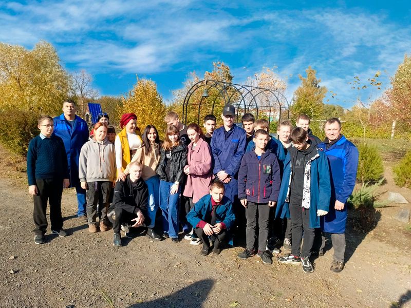 Добровольцы приняли участие в благоустройстве памятника на территории Донского храма