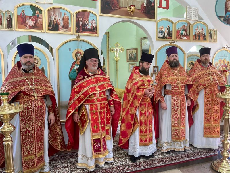 Приход в честь святого праведного Иоанна Кронштадтского г. Шахты соборным богослужением отметил престольный праздник малого храма в честь Царственных страстотерпцев