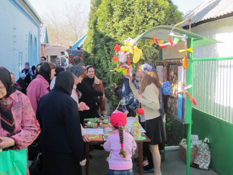 На подворье Никольского храма г. Шахты проведена благотворительная выставка-ярмарка