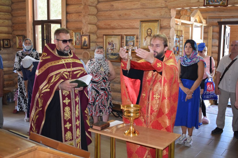 В храме святого царственного страстотерпца цесаревича Алексия г. Шахты благочинный Александровск-Грушевского округа и настоятель храма совершили освящение новых икон для иконостаса