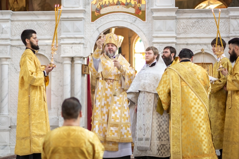Преосвященнейший епископ Симон совершил воскресную Божественную литургию и иерейскую хиротонию в Покровском кафедральном соборе города Шахты