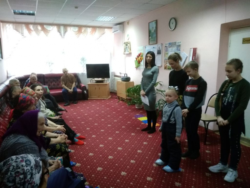 Воспитанники Воскресной школы при храме Святителя Николая ст. Багаевской посетили дом престарелых