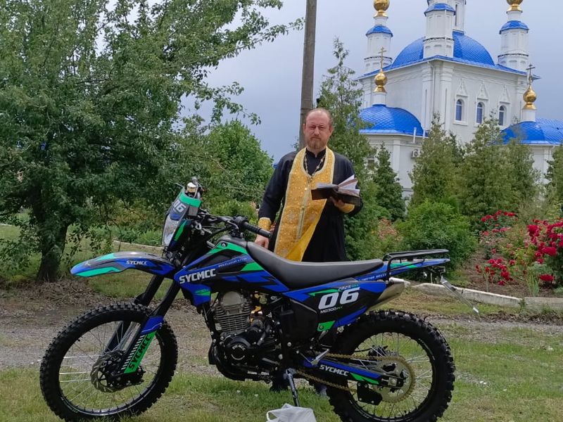 Военнослужащие благодарят протоиерея Романа Амплеева за помощь