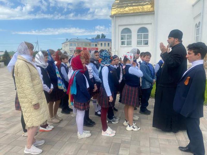 Учащиеся четвертых классов школы №2 города Миллерово посетили храм Великомученика и Целителя Пантелеимона