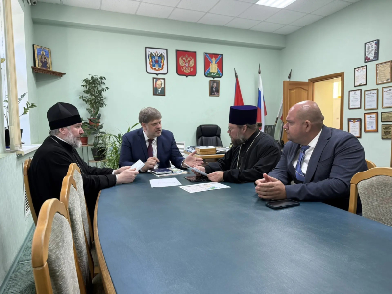 Епископ Шахтинский и Миллеровский Симон провел рабочую встречу с Главой Администрации Багаевского района