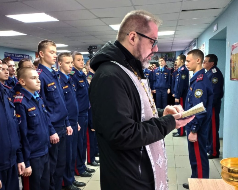 В праздник Крещения Господня духовник Шахтинского казачьего кадетского корпуса иерей Евгений Поцелуев совершил освящение воды в учебном заведении