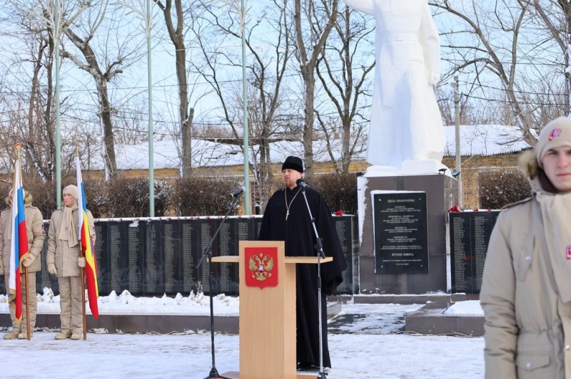 Протоиерей Роман Амплеев принял участие в митинге, посвященном 80-летию освобождения Новошахтинска от фашистских захватчиков