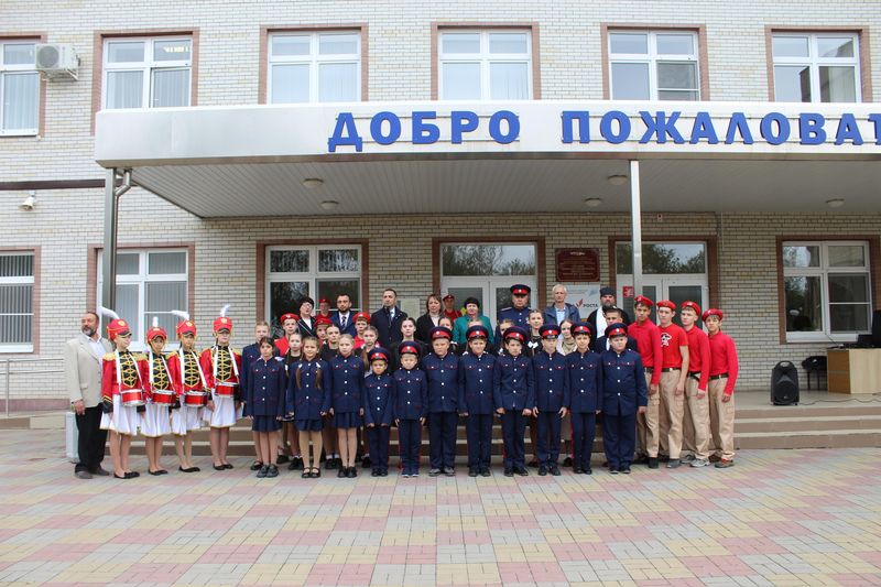 В школе № 72 станицы Кривянской открыли мемориальную доску Герою Советского Союза В.Е.Стаценко