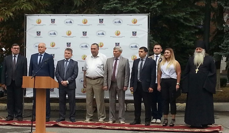 В Донском государственном аграрном университете п.Персиановский в День знаний прошла торжественная линейка. В мероприятии принял участие иеромонах Николай (Наметышев)