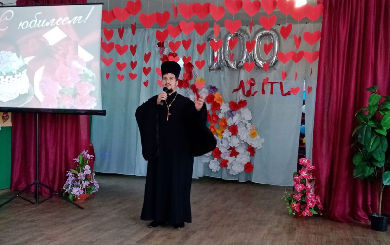 100-летие образования Елкинской школы отметили в Багаевском благочинии. С юбилеем сотрудников и учащихся учреждения поздравил иерей Анатолий Минаев