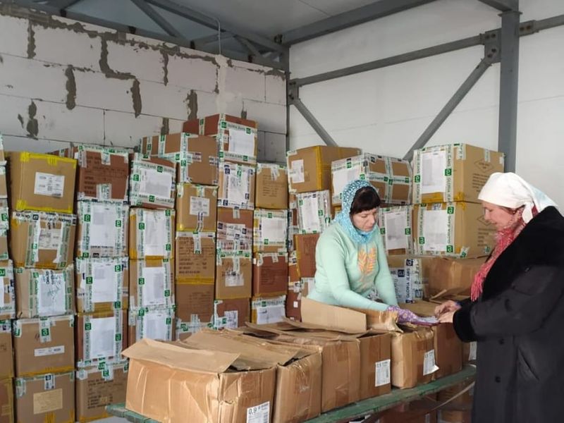 Более восьмисот человек из двухсот пятидесяти семей получили новую одежду в церковном центре гуманитарной помощи при храме Архистратига Михаила поселка Каменоломни