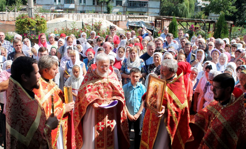 В храме великомученика и целителя Пантелеимона г. Гуково соборным богослужением отметили престольный праздник