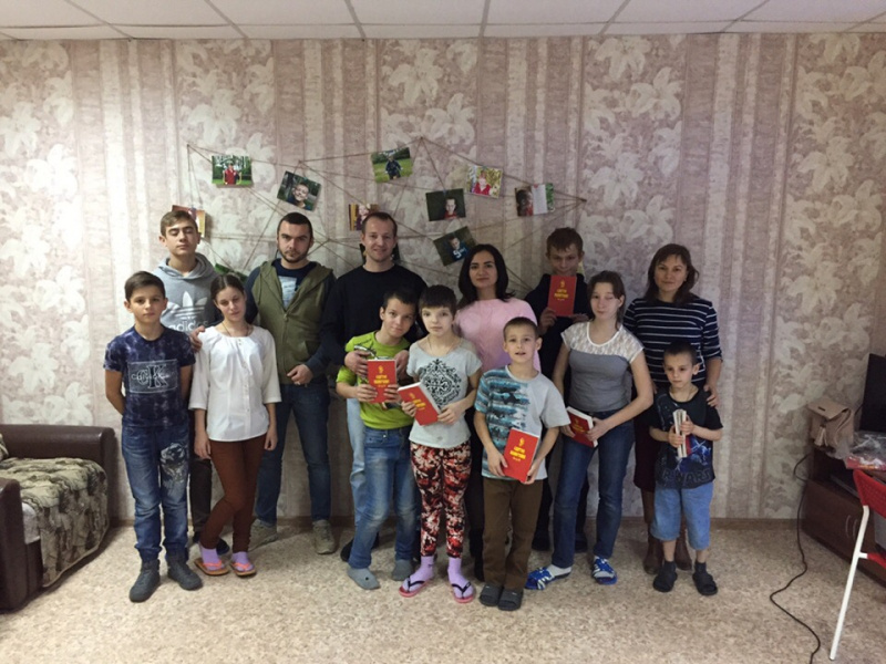 Участники Молодежного совета епархии и помощник благочинного приходов Александровск-Грушевского округа Евгения Антонова провели просветительское мероприятие в центре помощи детям № 3 г. Шахты