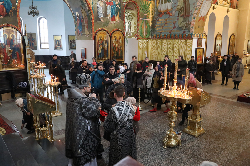 В Великий Вторник Страстной седмицы Преосвященнейший Симон, епископ Шахтинский и Миллеровский совершил Литургию Преждеосвященных Даров