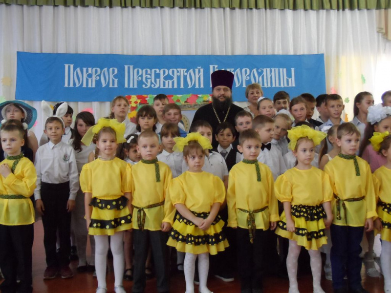 В детском саду «Веснянка» и в СОШ № 3 пос. Чертково округа состоялись праздничные мероприятия для детей, посвященные Покрову Пресвятой Богородицы