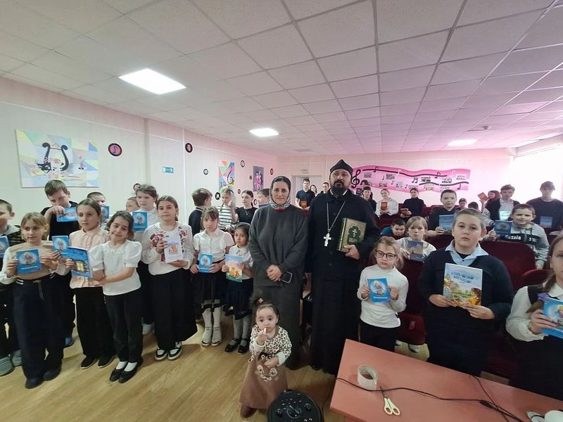 Настоятель храма Архангела Михаила провёл встречу со школьниками ко Дню православной книги