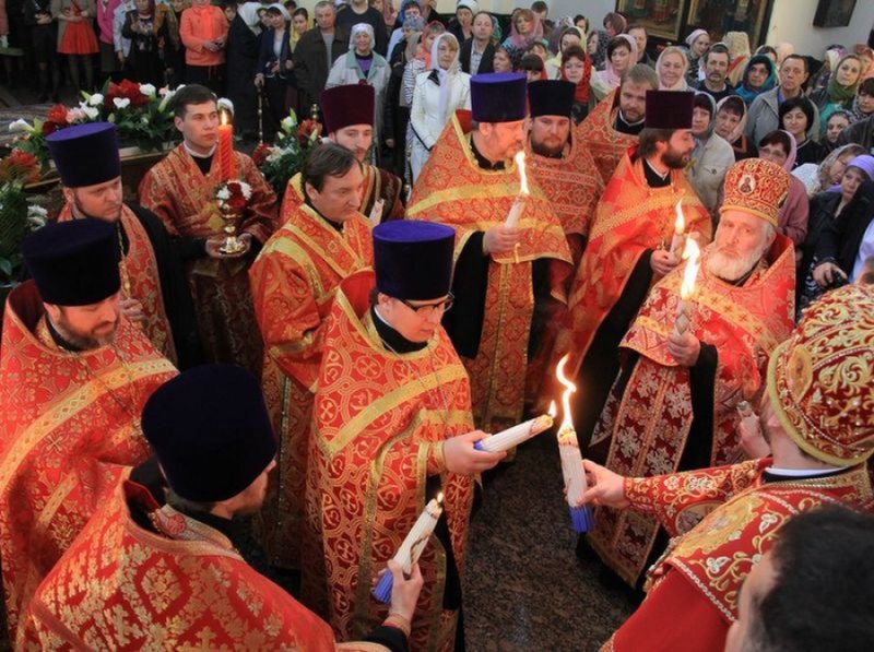В понедельник Светлой седмицы в храме святителя Николая г. Шахты состоялась встреча Благодатного огня