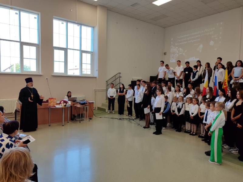 Праздничный концерт «Учителями славится Россия» прошел в Шахтинской школе №15