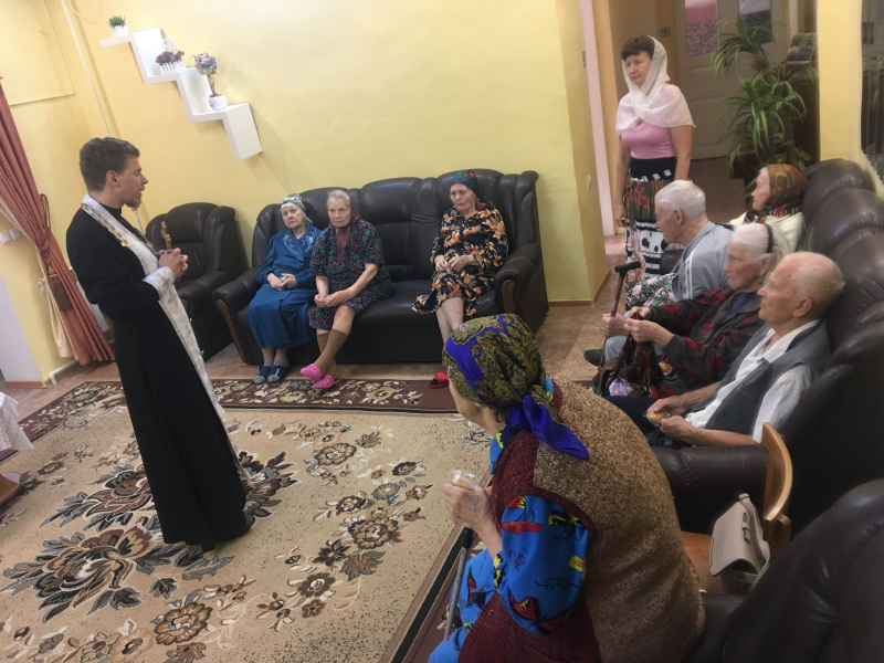 Протоиерей Глеб Гладышев и сестра милосердия сестричества им. царственной страстотерпицы Александры Романовой посетили Дом престарелых пос. Гундоровский