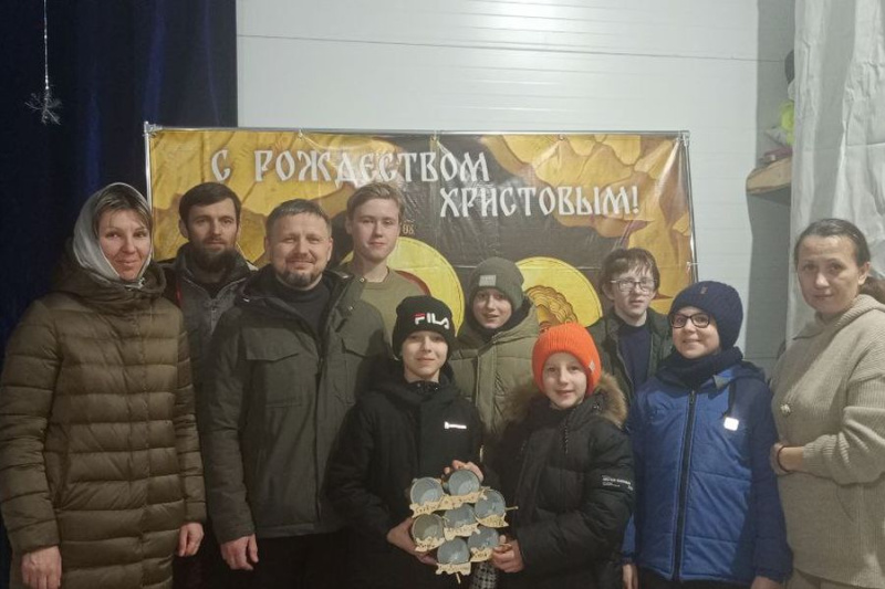 Юные следопыты заботятся о пернатых: в храме Архистратига Михаила поселка Каменоломни прошел мастер-класс по изготовлению кормушки