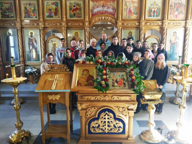 В двунадесятый праздник Сретения Господня в храме Донской иконы Божией Матери г. Новошахтинска почтили память погибших в Афганской войне, после молитвы протоиерей Роман Амплеев провел встречу с молодежью