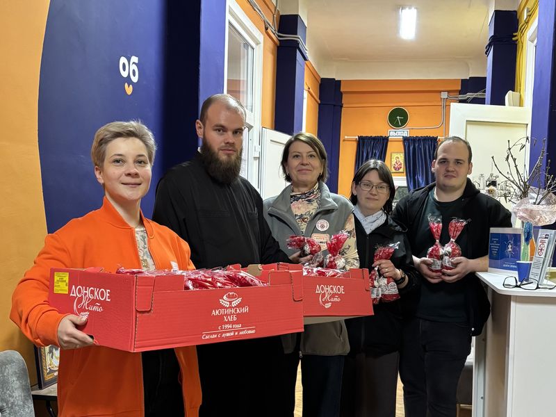 Помощник благочинного и преподаватели воскресной школы «Покров» поздравили воспитанников автономной некоммерческой организации «Финист»