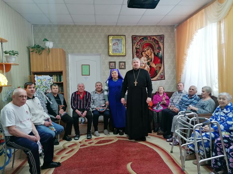 Визит милосердия: священник и сёстры поздравили подопечных Центра социального обслуживания с Рождеством