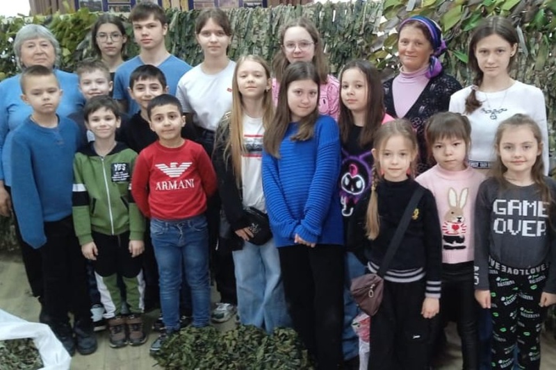 Добровольцы Нижнедонского благочиния, совместно с жителями Октябрьского района плетут маскировочные сети для участников СВО