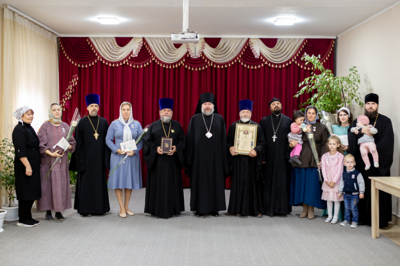 Преосвященнейший епископ Симон вручил награды священнослужителям Шахтинской епархии и их женам