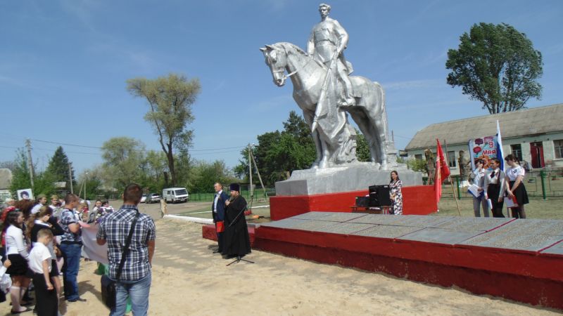 9 мая в праздник Великой Победы в х. Можаевка у мемориала погибшим воинам защитникам состоялся торжественный митинг и возложение венков у памятника