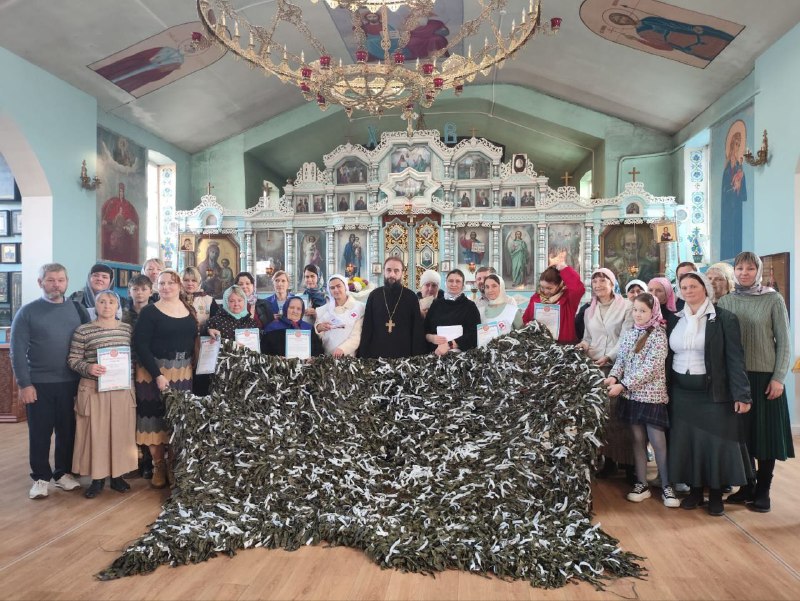 Воспитанники воскресной школы "Благовест" храма Архистратига Михаила п. Каменоломни сплели 50 маскировочных сетей для участников СВО