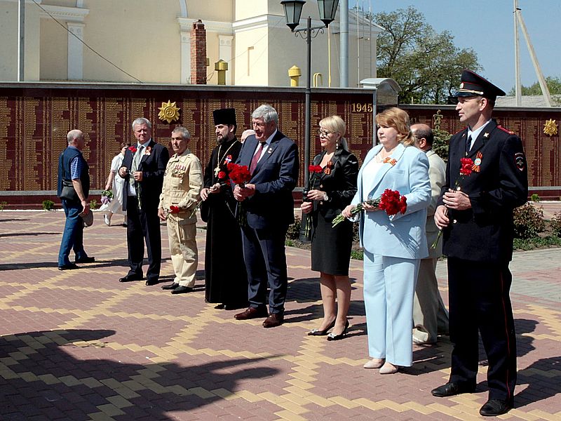 В Октябрьском районе прошло торжественное возложение цветов,﻿ посвященное 80-й годовщине победы в Великой Отечественной войне