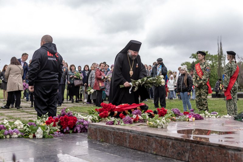 В День Победы Преосвященнейший епископ Симон возложил цветы к мемориалу памяти жертв Великой Отечественной войны