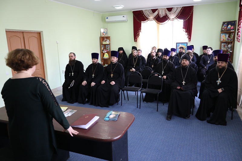 Лекция по темам «Законодательство РФ о свободе совести и о деятельности религиозных объединений», «Устав РПЦ и типовой приходской устав» продолжила курсы повышения квалификации духовенства