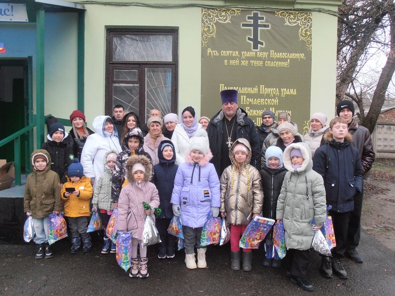В Каменске-Шахтинском воспитанники воскресной школы поздравили прихожан с Рождеством Христовым
