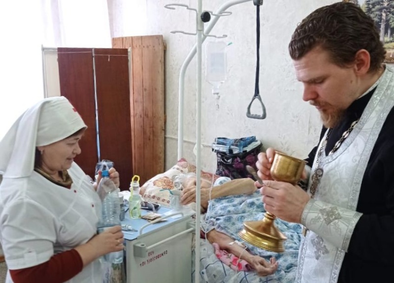 Сестричество Державного храма несет послушание в городской больнице города Донецка