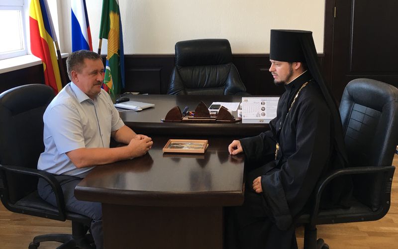 В здании администрации Кашарского района состоялась встреча настоятеля храма Святителя Николая Чудотворца слободы Кашары и главы района