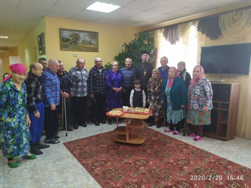 Иерей Роман Митяшин с группой от прихода храма Арх. Михаила посетили социально-реабилитационное отделение в х. Колундаевский (дом престарелых и инвалидов)