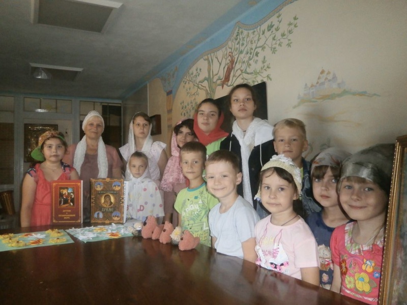 В воскресном лагере «Державный» при храме Державной иконы Божией Матери г. Донецка прошел православный час