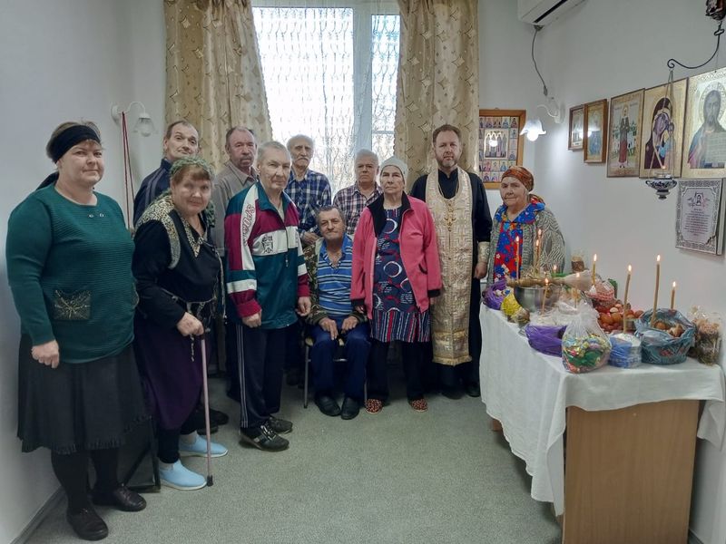 Освящение куличей в доме престарелых