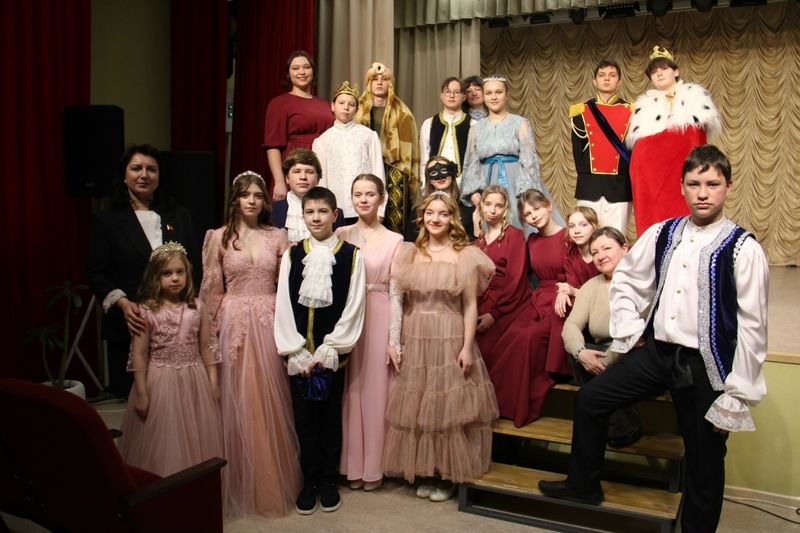 В хуторе Платово состоялся показ спектакля «Заколдованный принц» в исполнении труппы учебного театра «Воскресение»