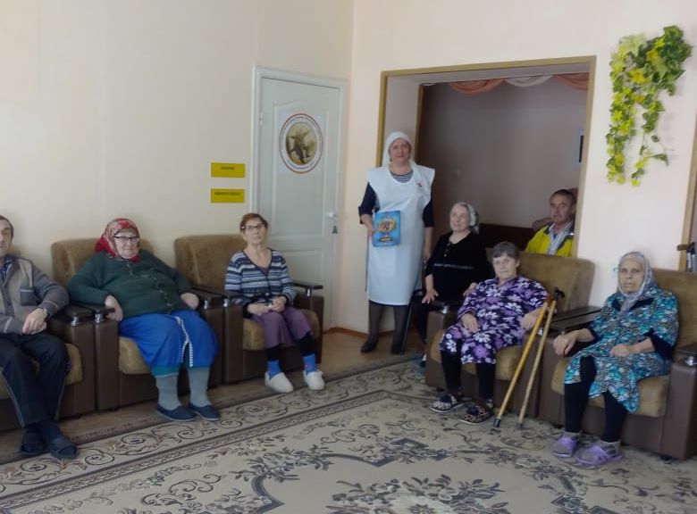 Сестры Марфо-Мариинского сестричества поздравили пожилых и инвалидов ЦСО с праздником Благовещения