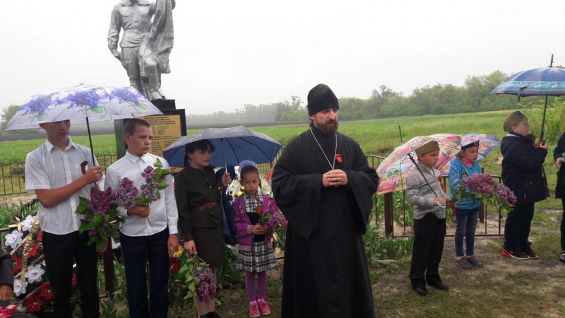 В день празднования Дня Великой Победы в хуторе Гривенный у памятника павшим солдатам Великой Отечественной войны состоялся торжественный митинг