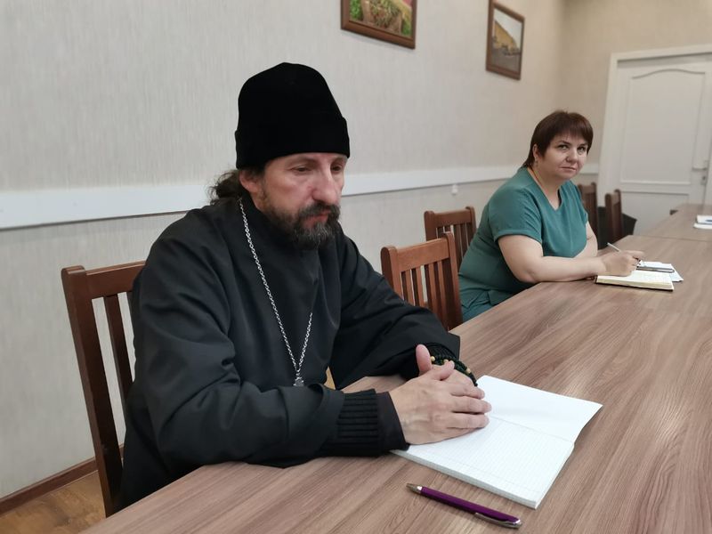 Священник принял участие в видеоконференции