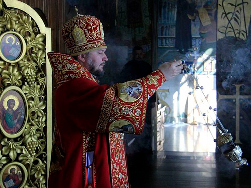 Епископ Шахтинский и Миллеровский Симон совершил Божественную литургию в Покровском кафедральном соборе г. Шахты