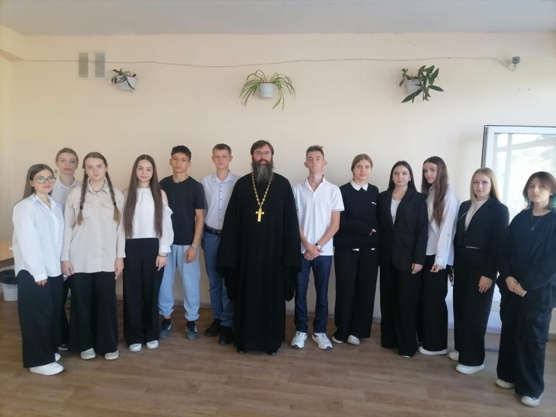 «Разговор о важном» провел иерей Александр Теличкин с учащимися 10 класса школы № 22 города Шахты