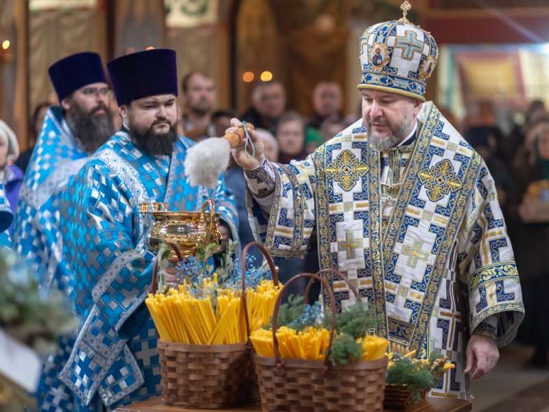 Сретение Господне и чин освящения свечей в Покровском кафедральном соборе города Шахты