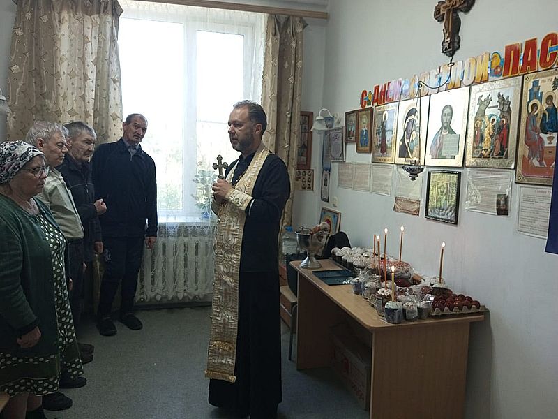 Освящение куличей в доме престарелых поселка Садовый