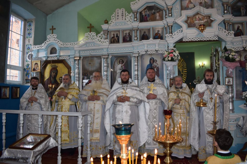 Престольный праздник молитвенным торжеством отметил храм Архистратига Михаила п. Каменоломни Октябрьского района